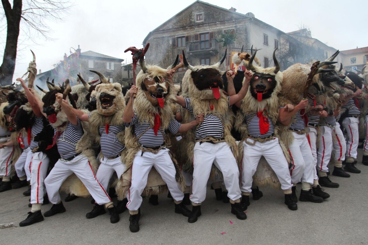 Rijeka: Doček Halubajskih zvončara u centru grada