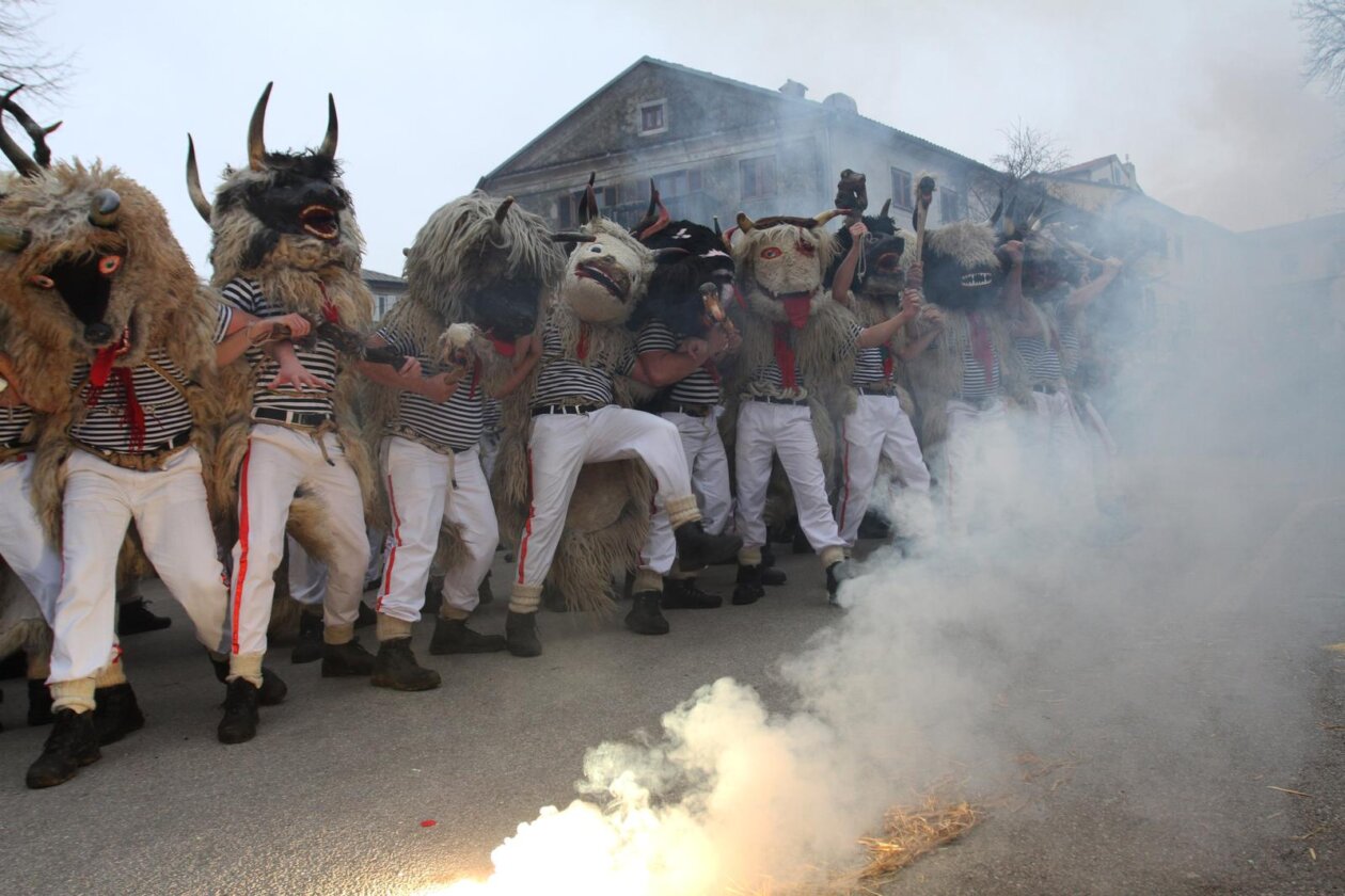 Rijeka: Doček Halubajskih zvončara u centru grada