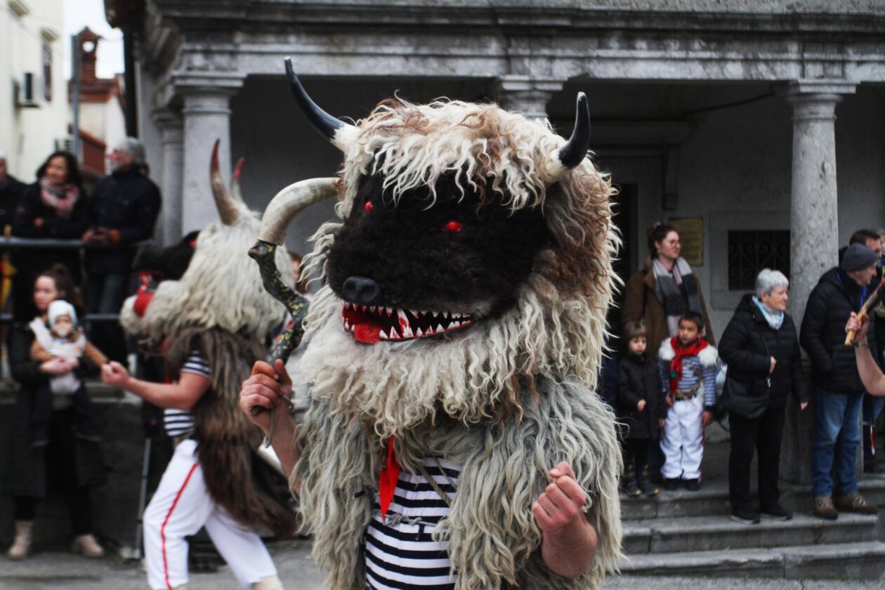 Rijeka: Doček Halubajskih zvončara u centru grada