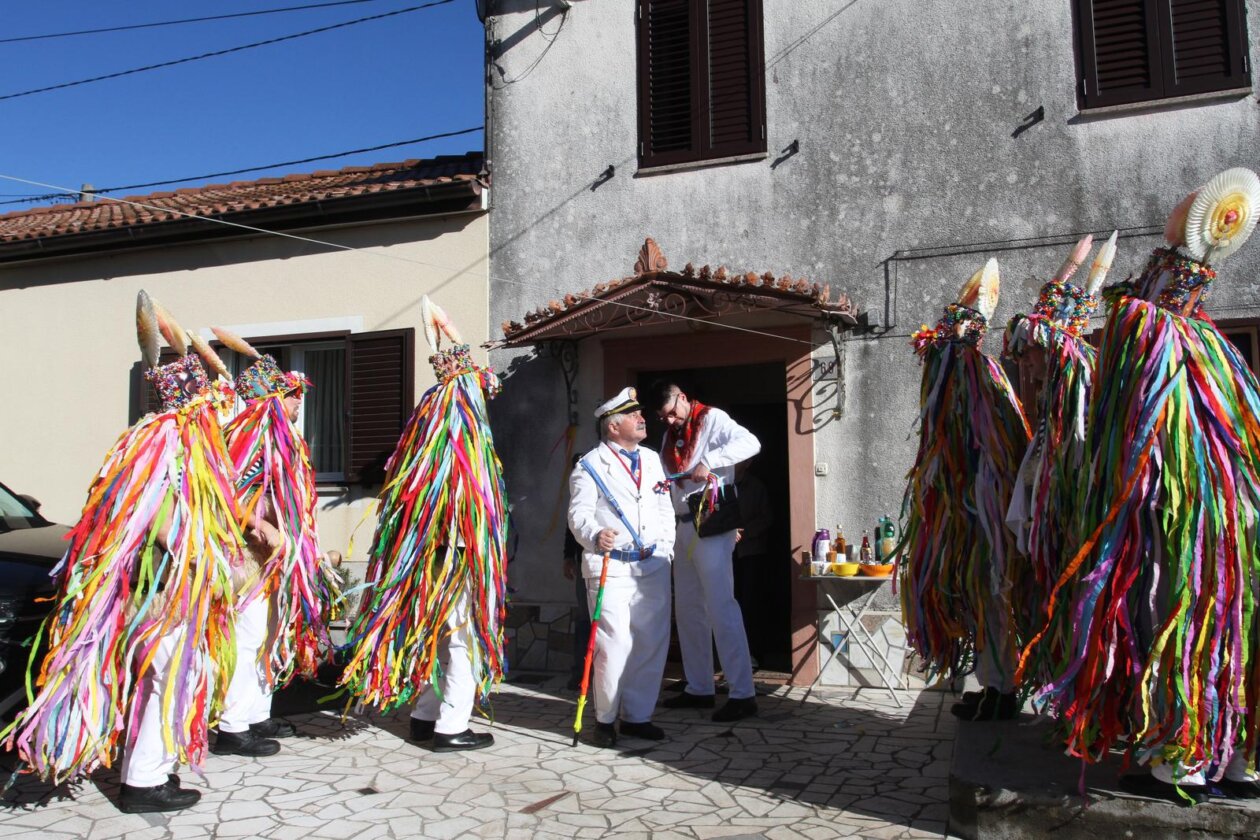 Rijeka: Žejanski zvončari obilaze domaćinstva na Ćićariji
