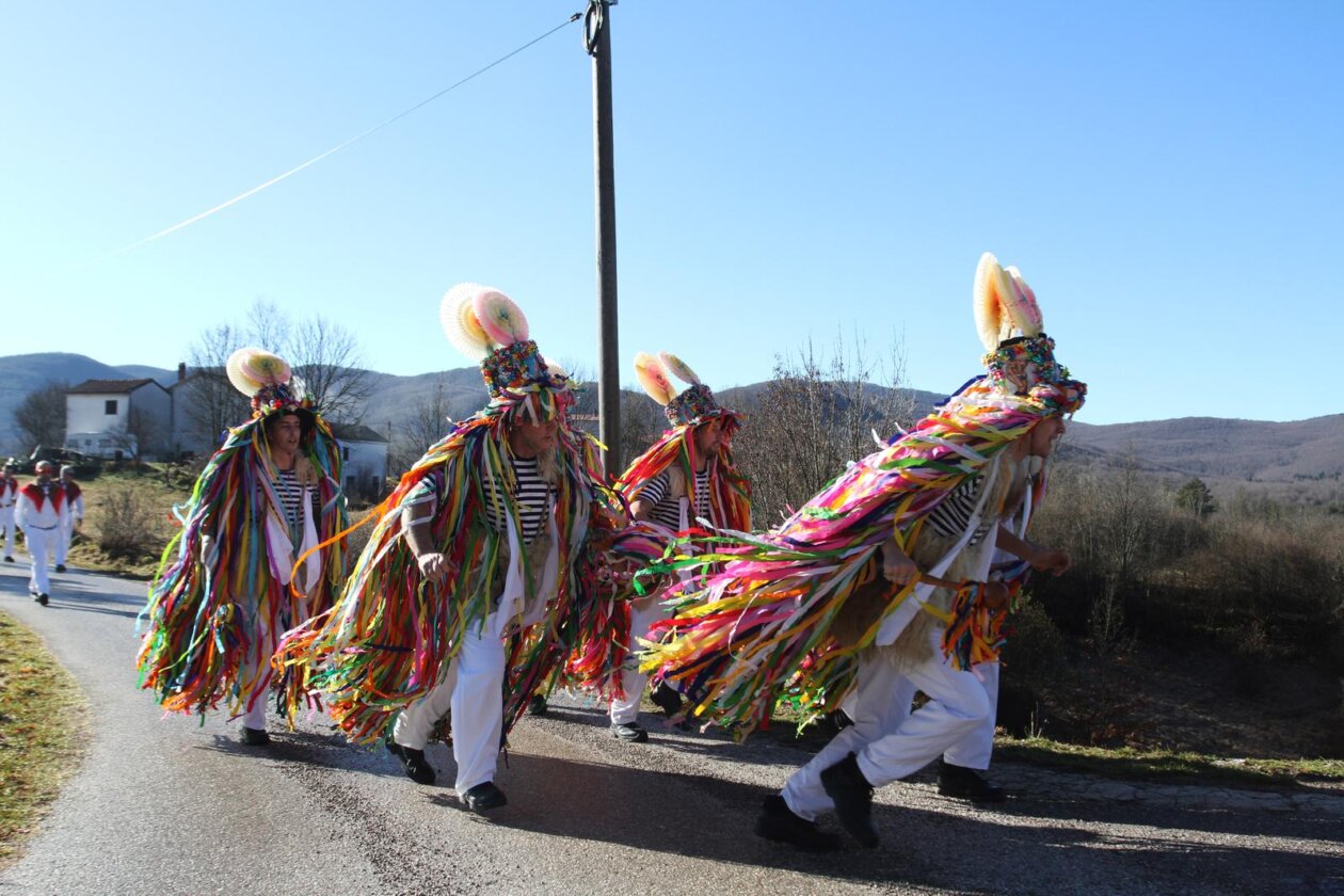 Rijeka: Žejanski zvončari obilaze domaćinstva na Ćićariji
