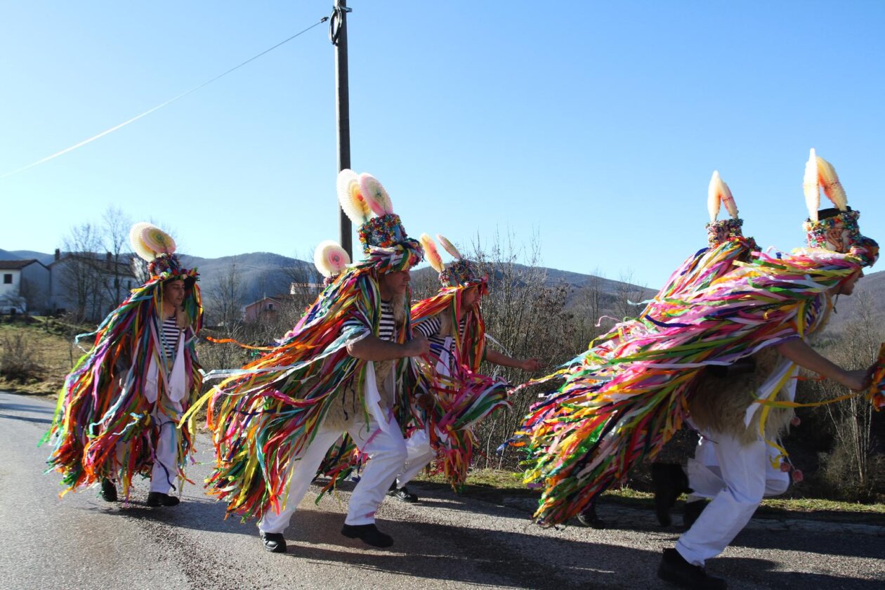 Rijeka: Žejanski zvončari obilaze domaćinstva na Ćićariji