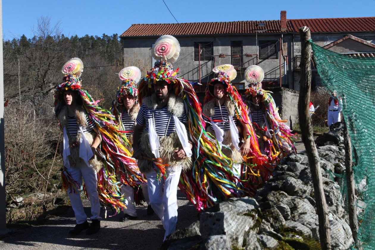 Rijeka: Žejanski zvončari obilaze domaćinstva na Ćićariji