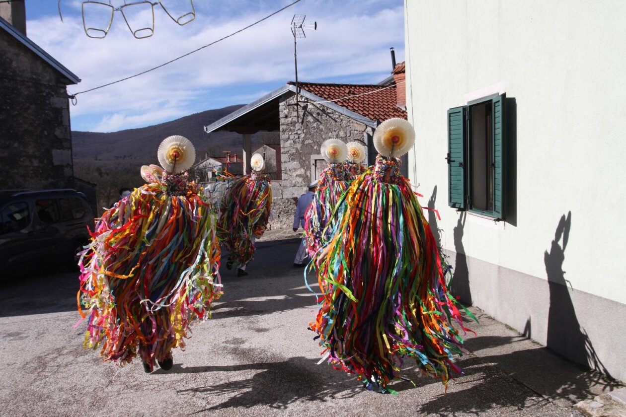 Rijeka: Žejanski zvončari obilaze domaćinstva na Ćićariji