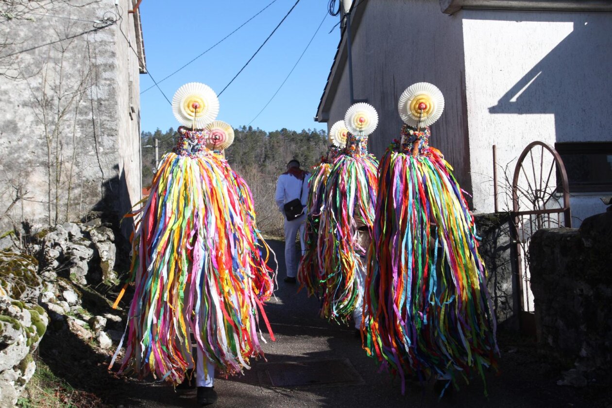 Rijeka: Žejanski zvončari obilaze domaćinstva na Ćićariji