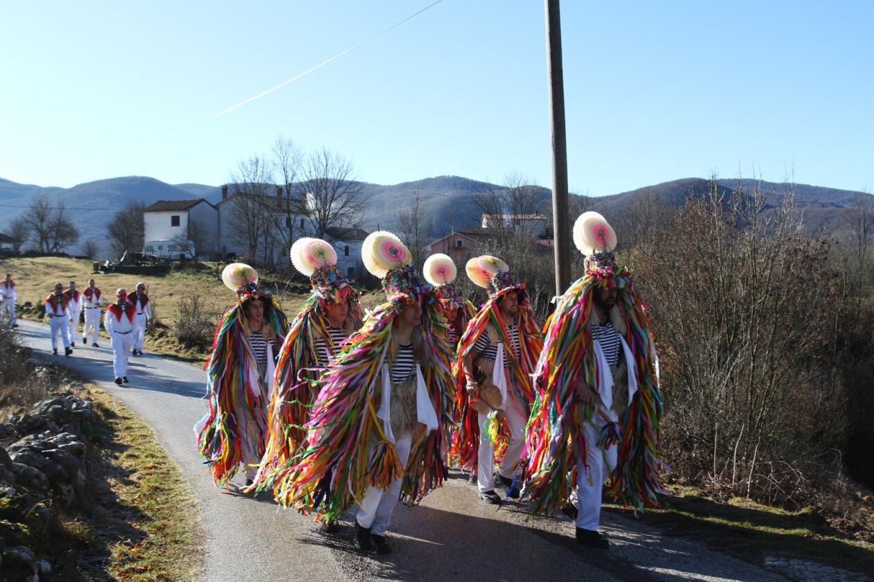 Rijeka: Žejanski zvončari obilaze domaćinstva na Ćićariji