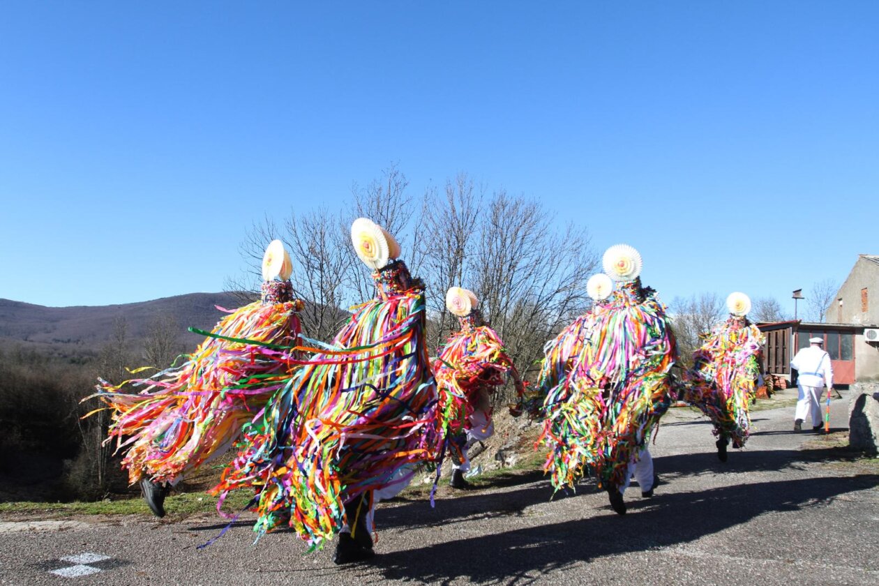 Rijeka: Žejanski zvončari obilaze domaćinstva na Ćićariji