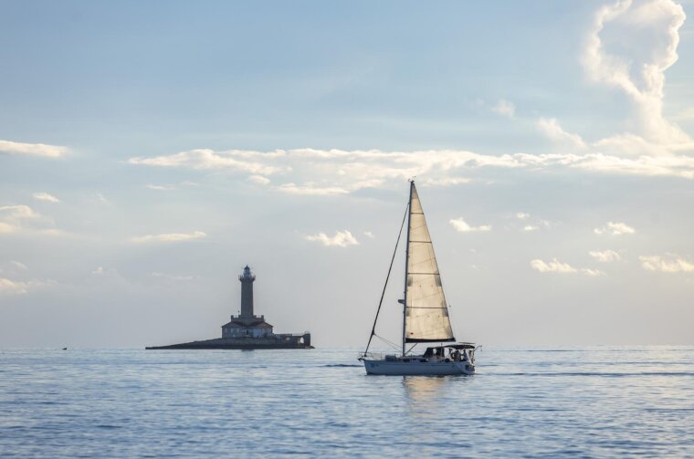 Mirno more i pogled na svjetionik Porer