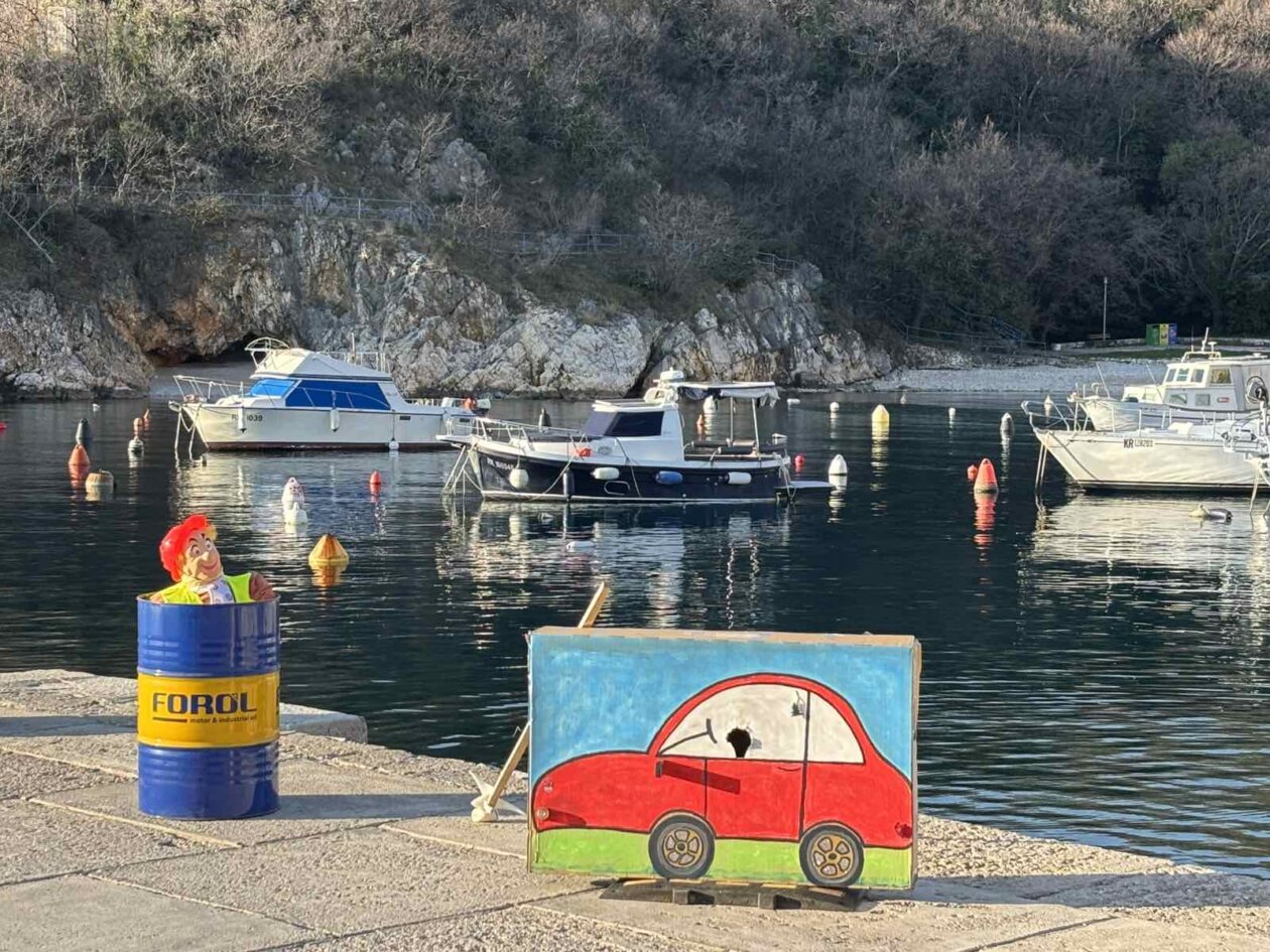 micel-lezeci-policijot