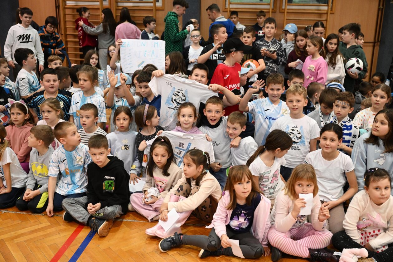 nogometasi posjet skola drenova (6)