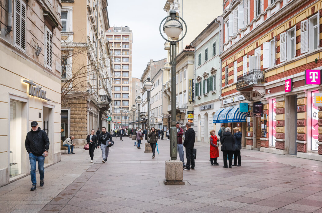 Ilustrativna korzo kafić prazan-2505