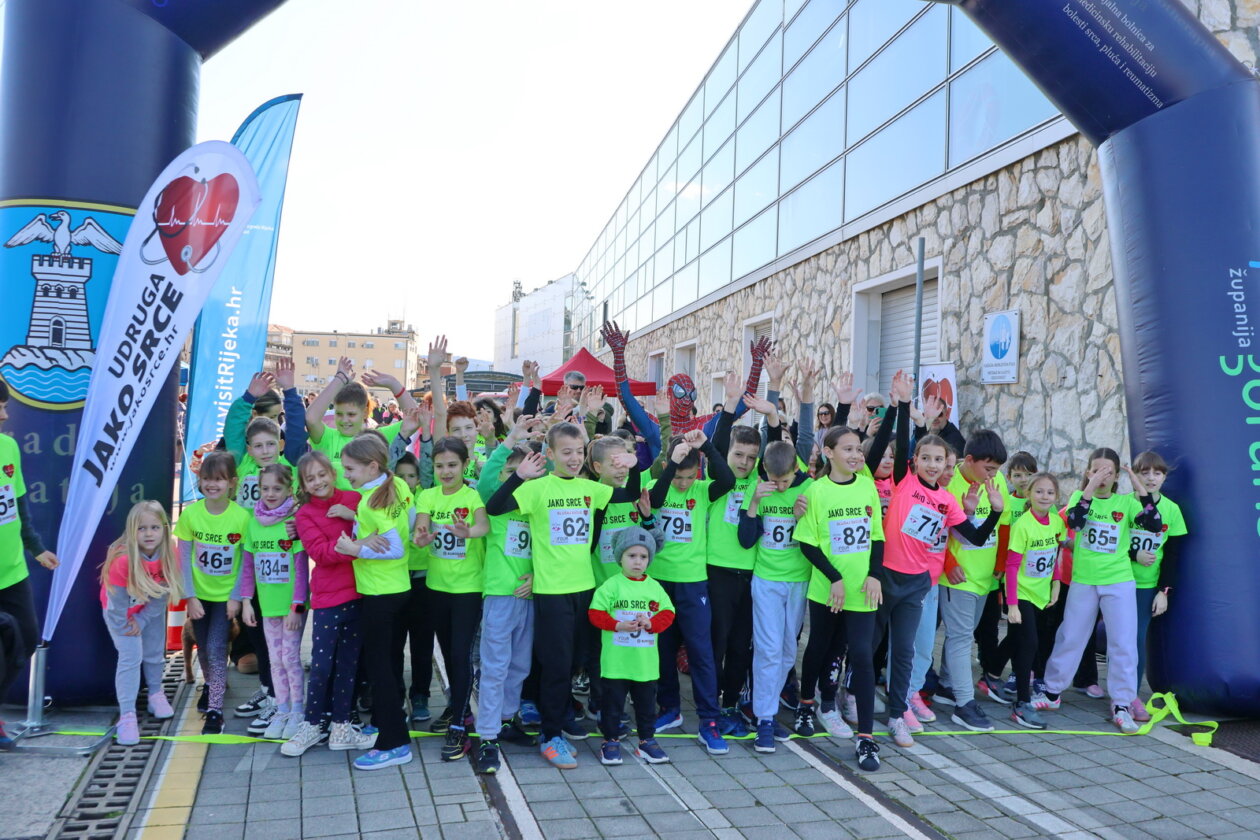 Manifestacija-Trci-i-hodaj-za-jako-srce-na-Molo-longu-34