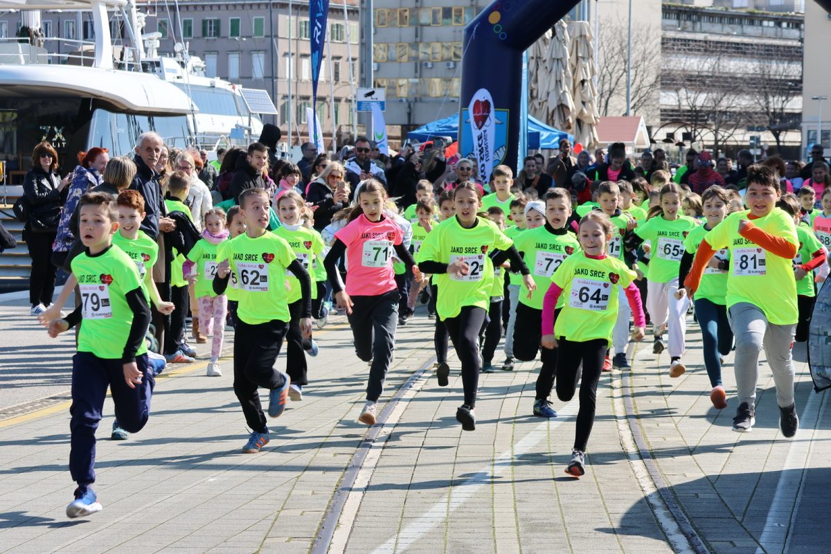 Manifestacija-Trci-i-hodaj-za-jako-srce-na-Molo-longu-43-1200×800