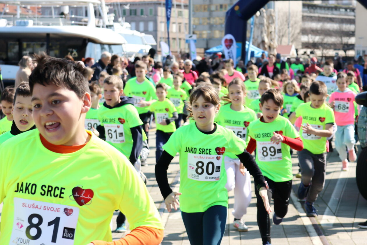 Manifestacija-Trci-i-hodaj-za-jako-srce-na-Molo-longu-45