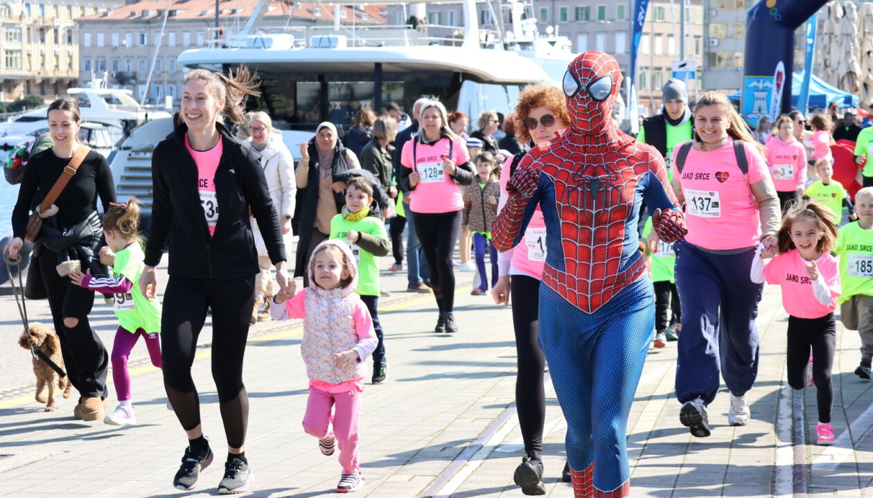 Manifestacija-Trci-i-hodaj-za-jako-srce-na-Molo-longu-46