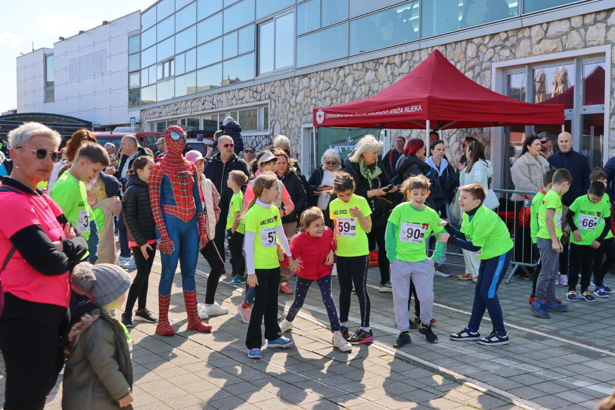 Manifestacija-Trci-i-hodaj-za-jako-srce-na-Molo-longu-7