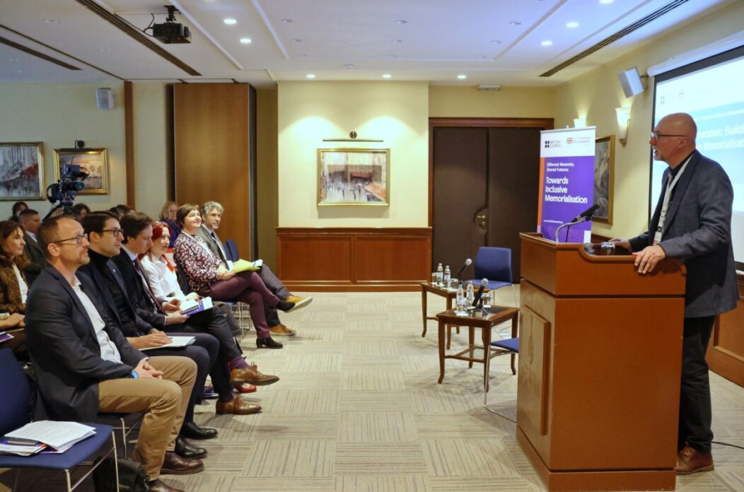 Medunarodna-konferencija-o-inkluzivnim-pristupima-sjecanju-na-proslost-1-1200×800 (1) Medunarodna-konferencija-o-inkluzivnim-pristupima-sjecanju-na-proslost-1-1200×800 (1)