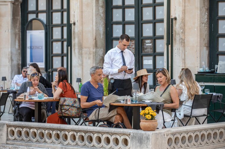 Ulice Dubrovnika sve su punije turista