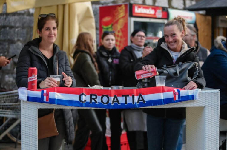 Zadar: Navijači prate utakmicu između Hrvatske i Japana