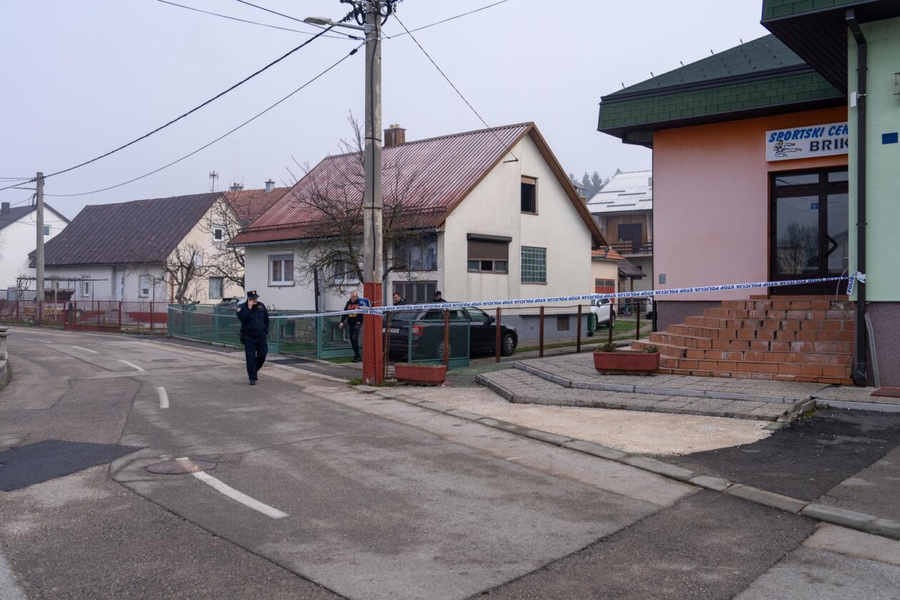 Dvostruko ubojstvo u Gospiću, očevid u tijeku Dvostruko ubojstvo u Gospiću, očevid u tijeku