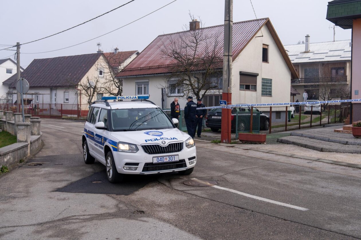 Dvostruko ubojstvo u Gospiću, očevid u tijeku Dvostruko ubojstvo u Gospiću, očevid u tijeku