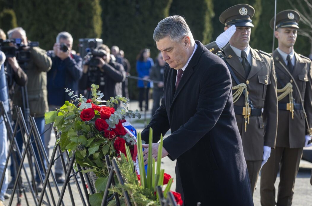 Vukovar: Zoran Milanović položio vijenac i zapalio svijeću na Memorijalnom groblju