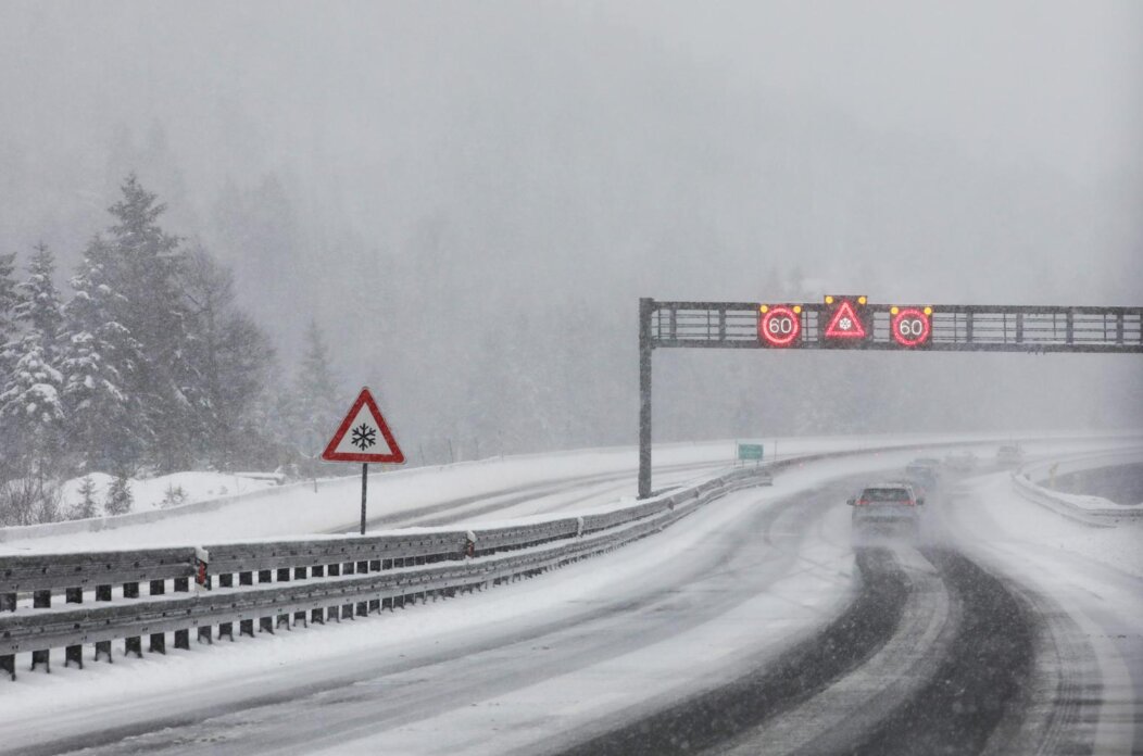 Delnice: Snijeg otežava promet kroz Gorski kotar