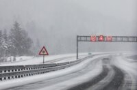Delnice: Snijeg otežava promet kroz Gorski kotar Delnice: Snijeg otežava promet kroz Gorski kotar