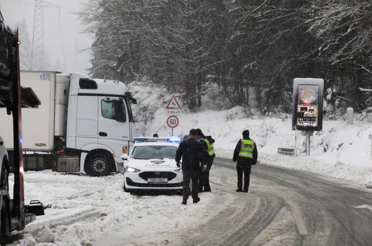 Delnice: Snijeg otežava promet kroz Gorski kotar