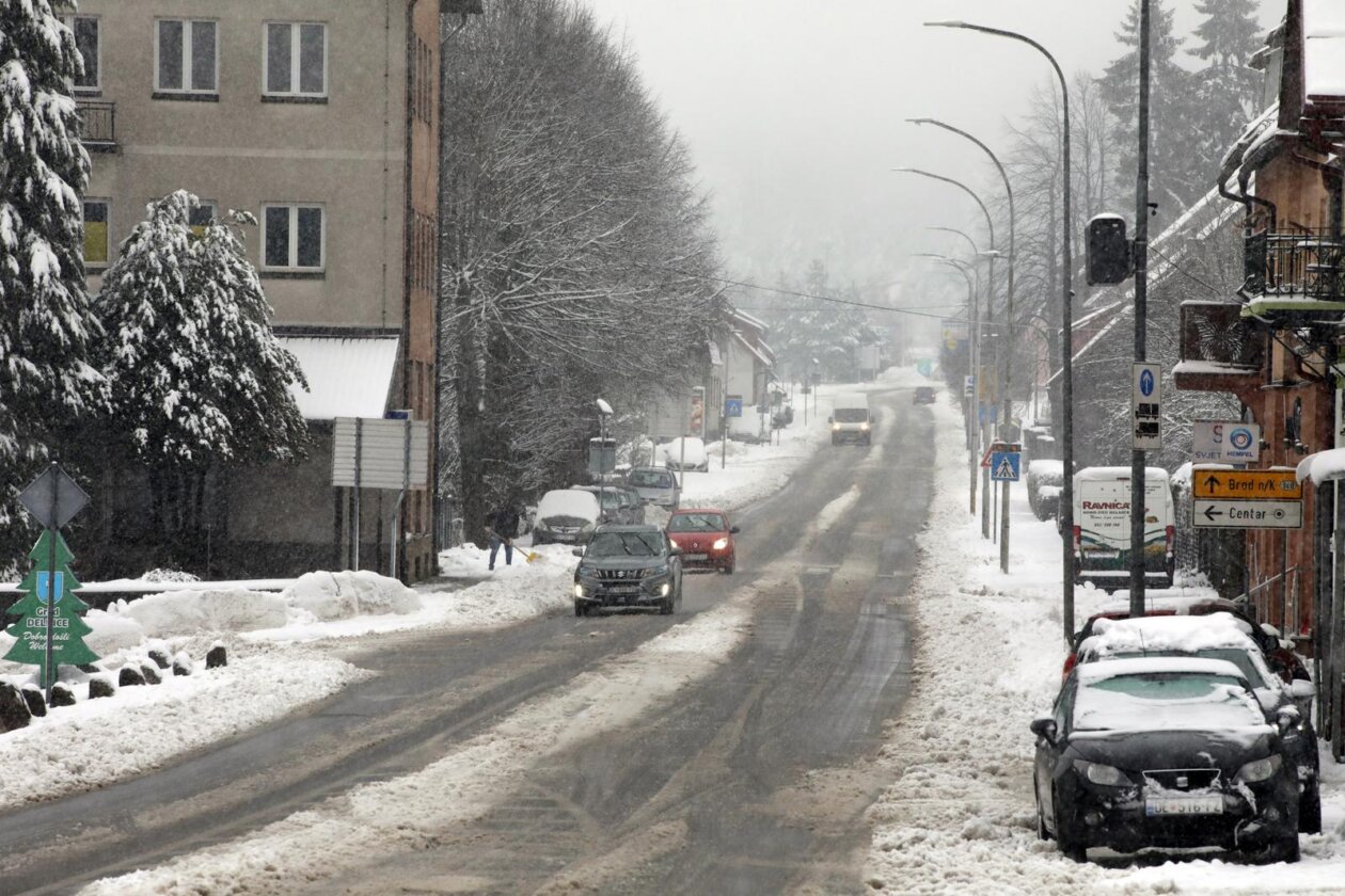 Delnice: Snijeg otežava promet kroz Gorski kotar Delnice: Snijeg otežava promet kroz Gorski kotar
