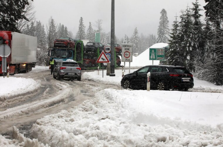 Delnice: Snijeg otežava promet kroz Gorski kotar