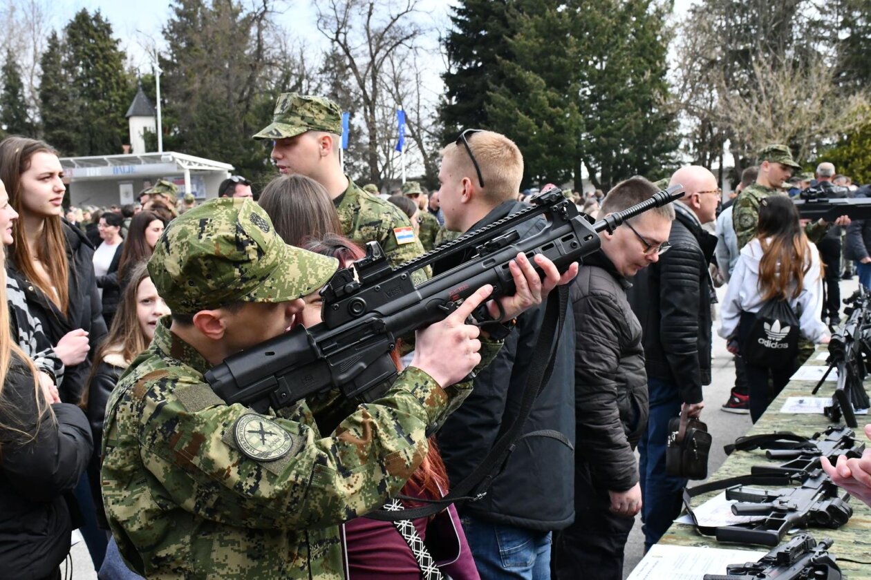 Požega: Svečana prisega ročnika na temeljnom vojnom osposobljavanju Požega: Svečana prisega ročnika na temeljnom vojnom osposobljavanju