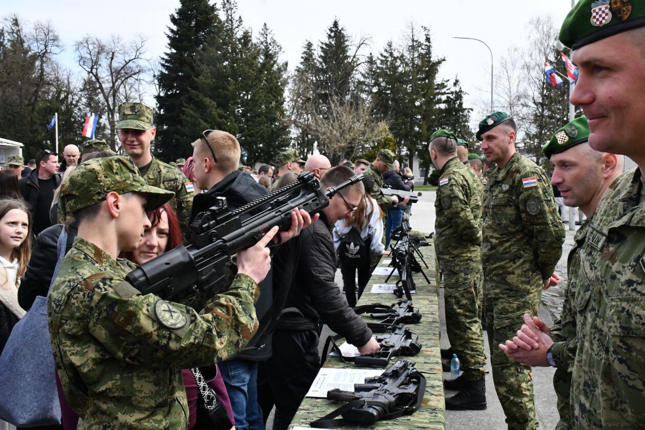 Požega: Svečana prisega ročnika na temeljnom vojnom osposobljavanju Požega: Svečana prisega ročnika na temeljnom vojnom osposobljavanju
