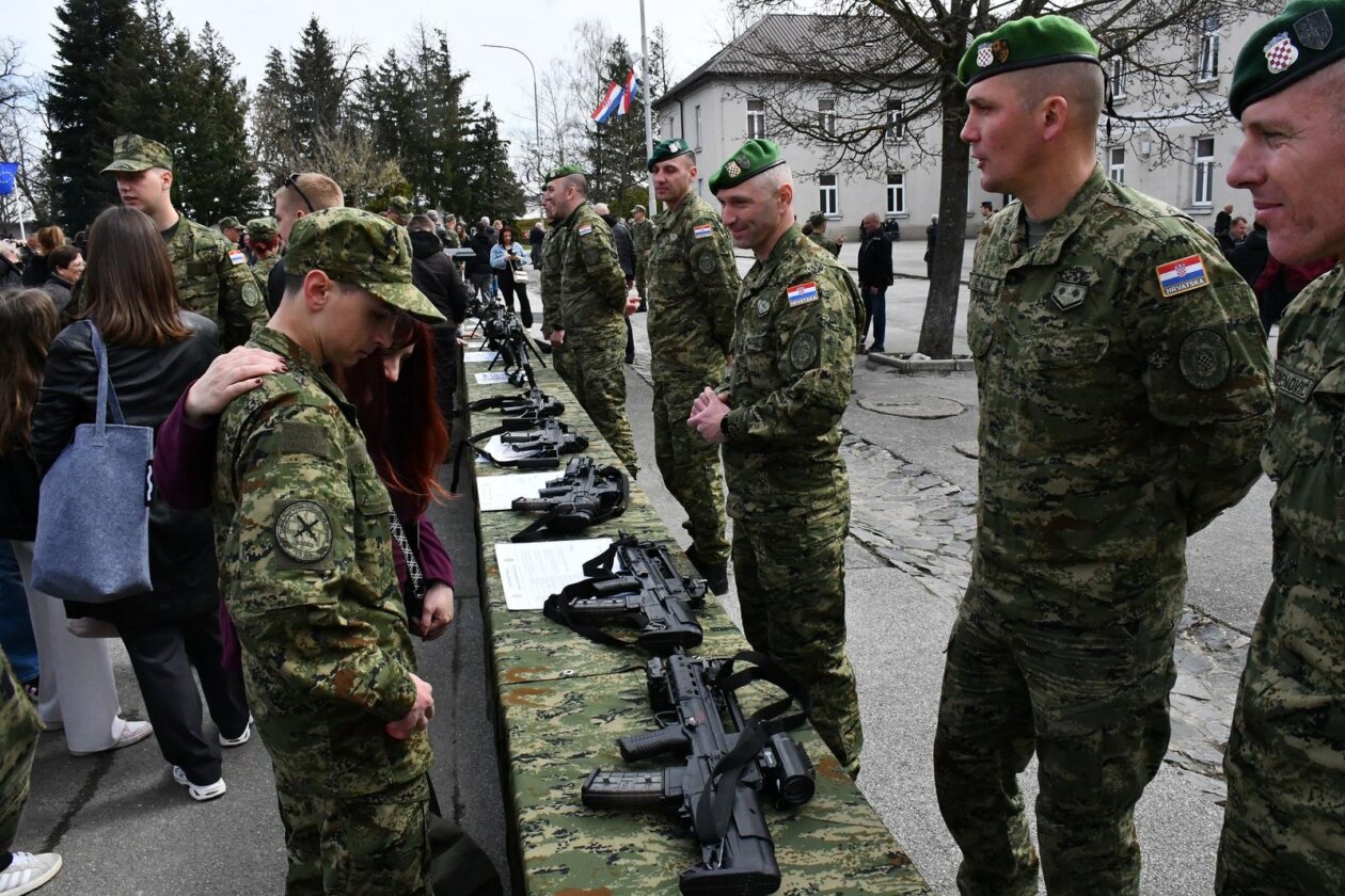 Požega: Svečana prisega ročnika na temeljnom vojnom osposobljavanju Požega: Svečana prisega ročnika na temeljnom vojnom osposobljavanju