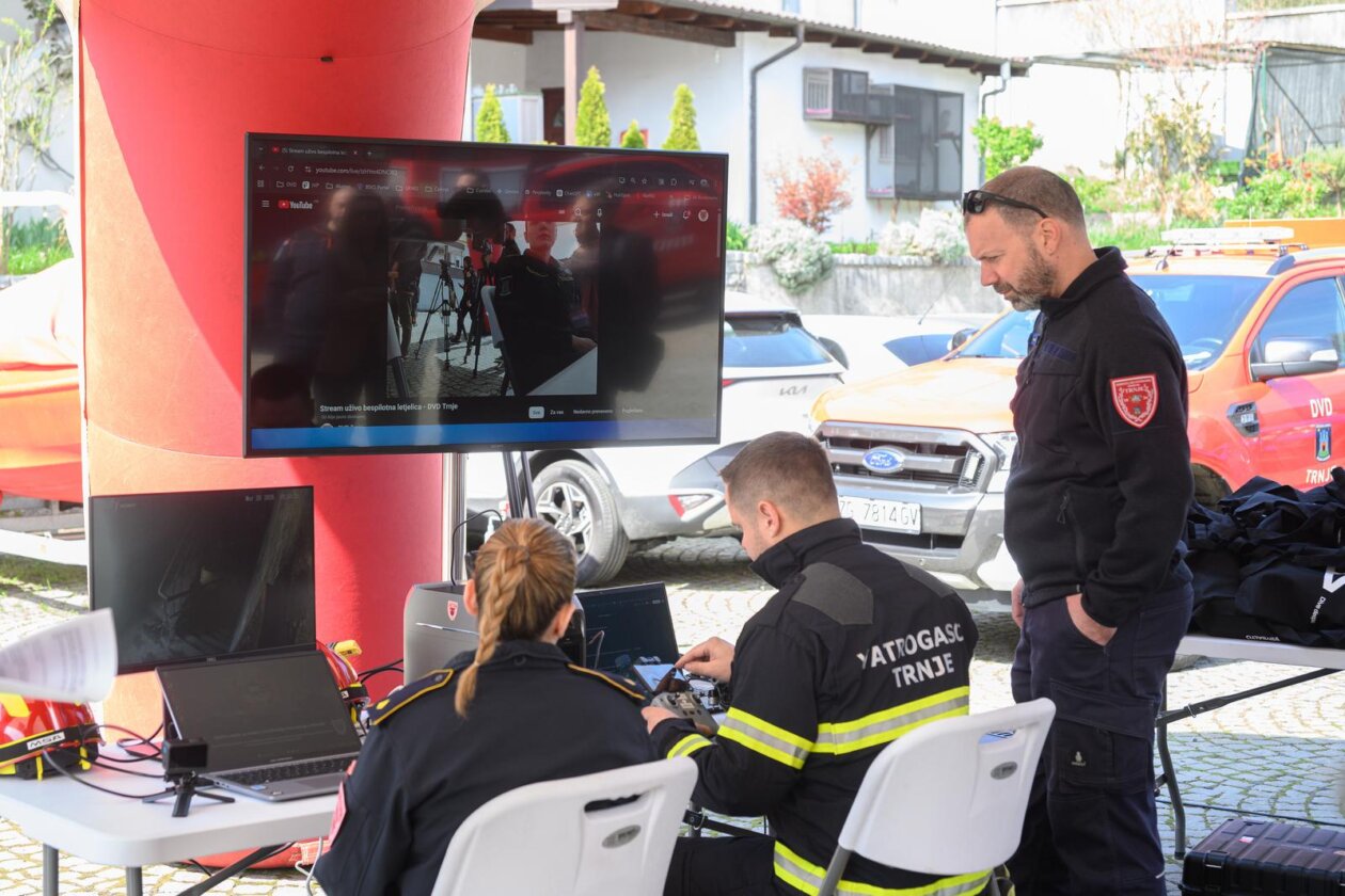 Zagreb: Demonstracija suradnje vatrogasne postrojbe i robotskog psa Unitree Go2