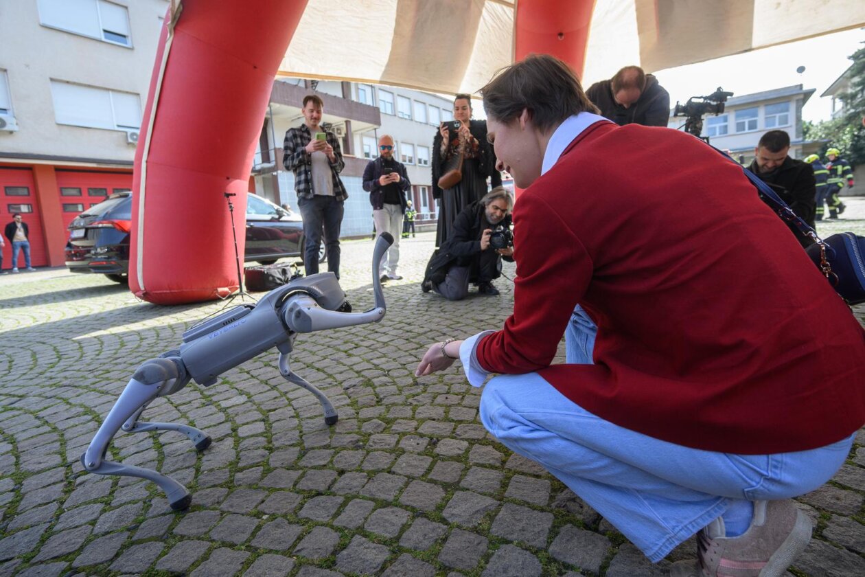 Zagreb: Demonstracija suradnje vatrogasne postrojbe i robotskog psa Unitree Go2