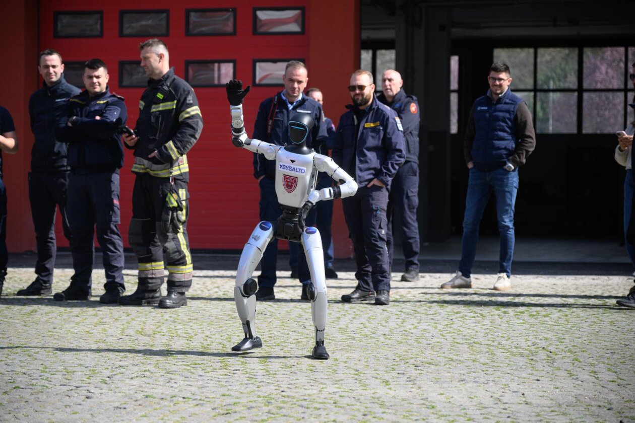 Zagreb: Demonstracija suradnje vatrogasne postrojbe i robotskog psa Unitree Go2