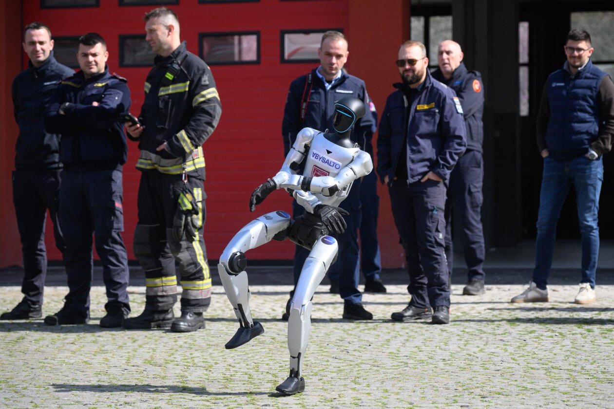 Zagreb: Demonstracija suradnje vatrogasne postrojbe i robotskog psa Unitree Go2