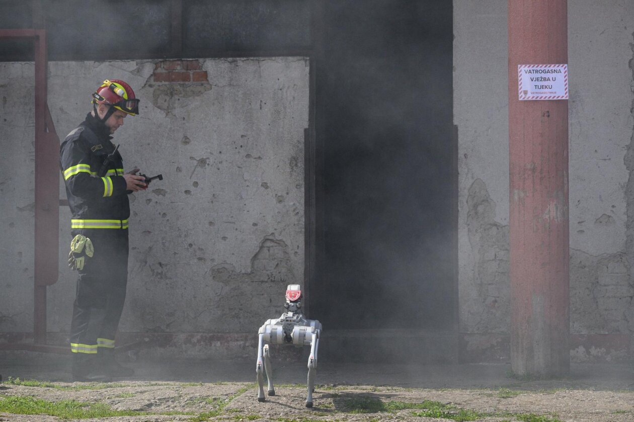 Zagreb: Demonstracija suradnje vatrogasne postrojbe i robotskog psa Unitree Go2
