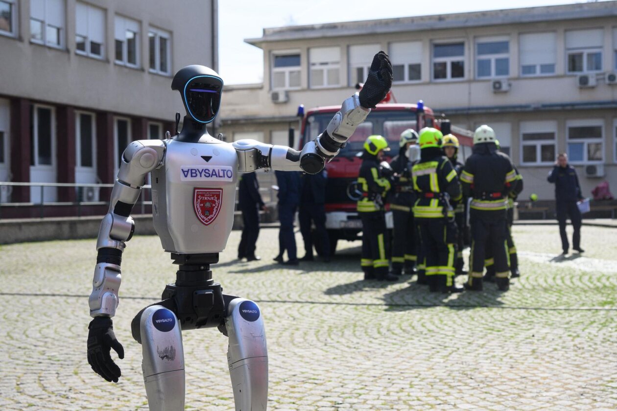 Zagreb: Demonstracija suradnje vatrogasne postrojbe i robotskog psa Unitree Go2