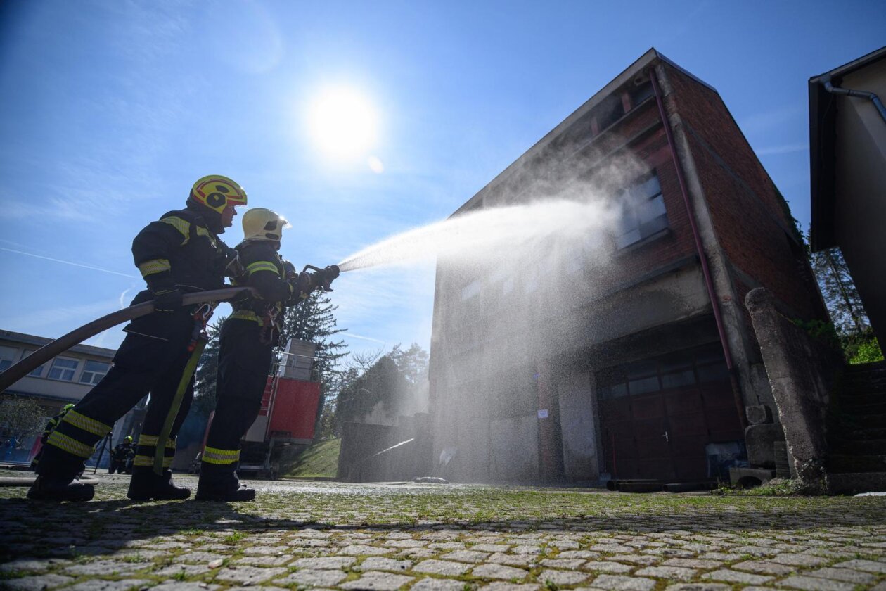 Zagreb: Demonstracija suradnje vatrogasne postrojbe i robotskog psa Unitree Go2