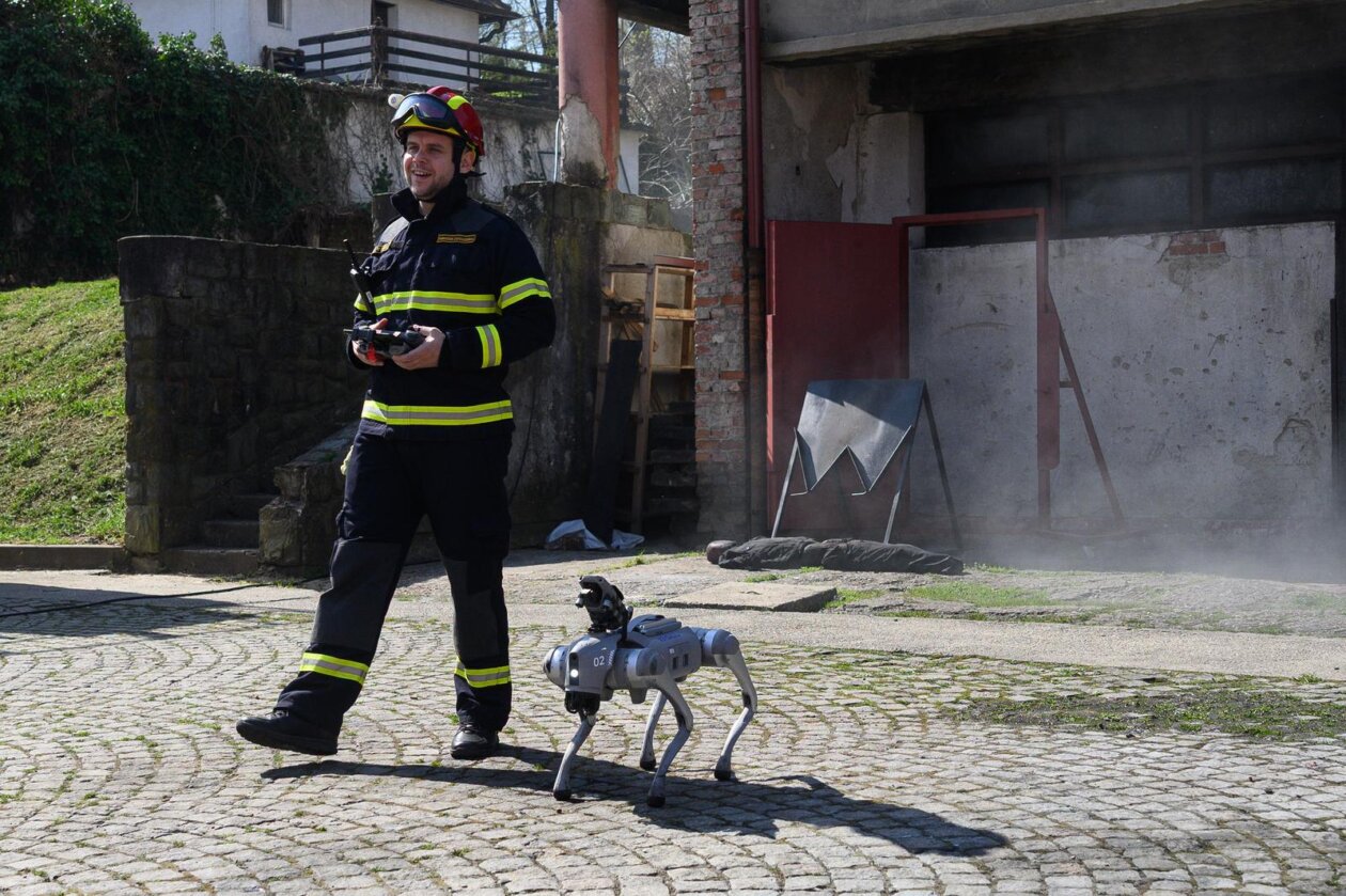Zagreb: Demonstracija suradnje vatrogasne postrojbe i robotskog psa Unitree Go2