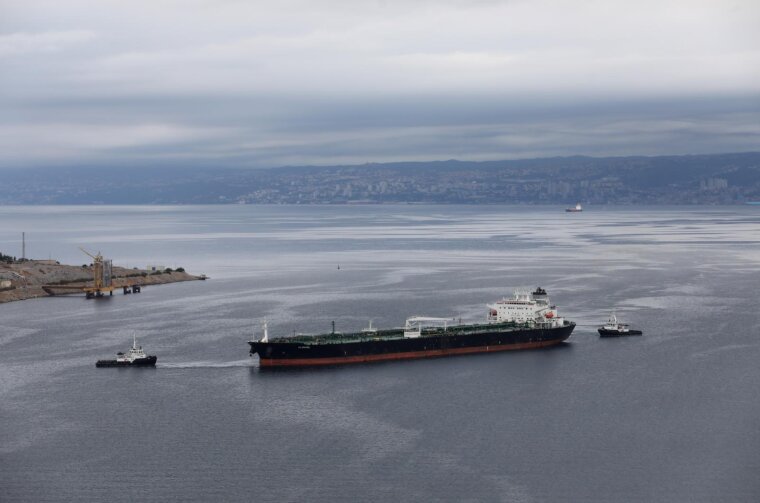 Uplovljavanje tankera Albanel  na vezove Janafa u omialjskoj luci