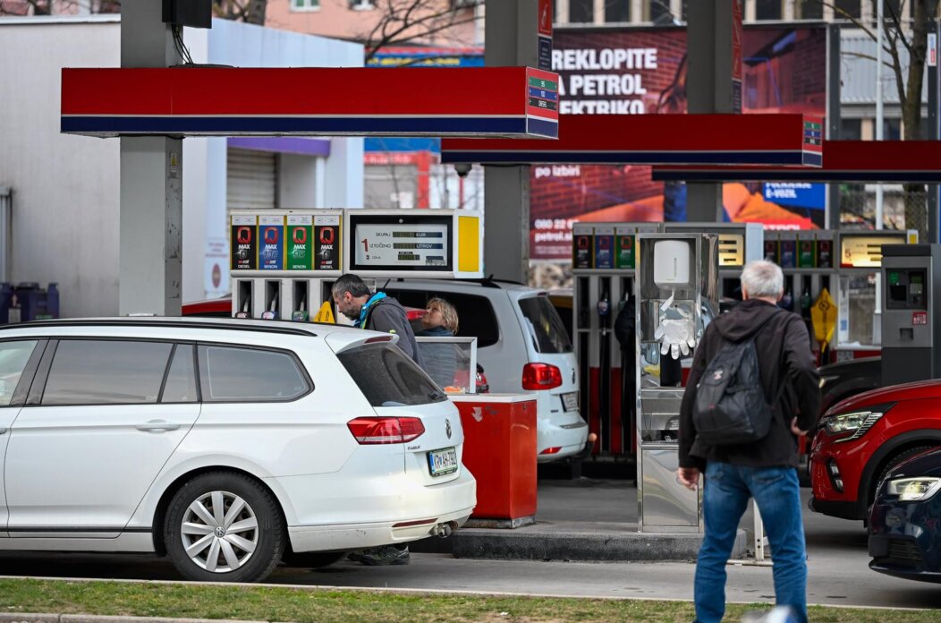 Gužve na benzinskim postajama u Sloveniji zbog najavljenog poskupljenja goriva