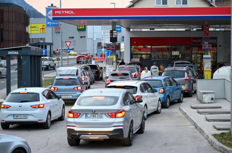 Gužve na benzinskim postajama u Sloveniji zbog najavljenog poskupljenja goriva