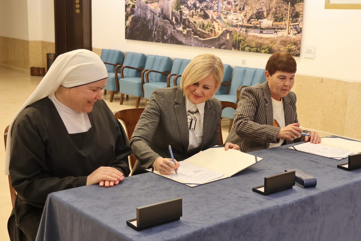 Potpisani-ugovore-za-nadstandne-programe-u-zdravstvu-i-socijali-31
