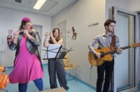 Glazbenici i klaunesa CRVENIH NOSOVA u KBC-u Rijeka (1)