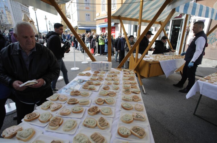 Rijeka: Podjela sendviča sa bakalarom, tunom i lososom na Veliki petak