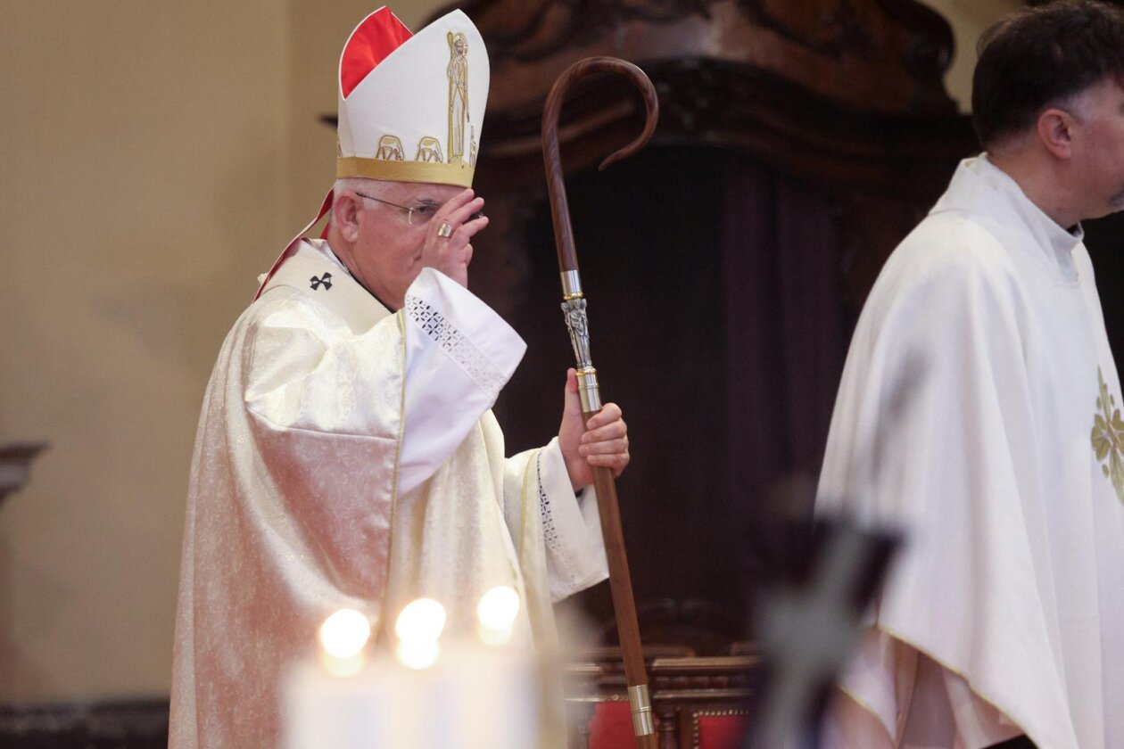 Rijeka: Riječki nadbiskup Mate Uzinić predvodio je uskršnje liturgijsko slavlje u katedrali sv. Vida Rijeka: Riječki nadbiskup Mate Uzinić predvodio je uskršnje liturgijsko slavlje u katedrali sv. Vida