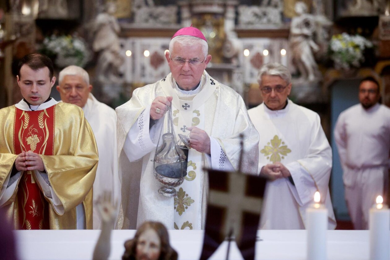 Rijeka: Riječki nadbiskup Mate Uzinić predvodio je uskršnje liturgijsko slavlje u katedrali sv. Vida Rijeka: Riječki nadbiskup Mate Uzinić predvodio je uskršnje liturgijsko slavlje u katedrali sv. Vida